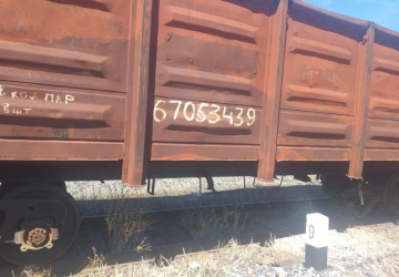 Կիսավագոն (полувагон), գույքային համարը` 67053439, արտ. տարեթիվը` 1985թ., տեղ. վայրը` Աղին (подлежит к постановке и подготовке к транспортировке)