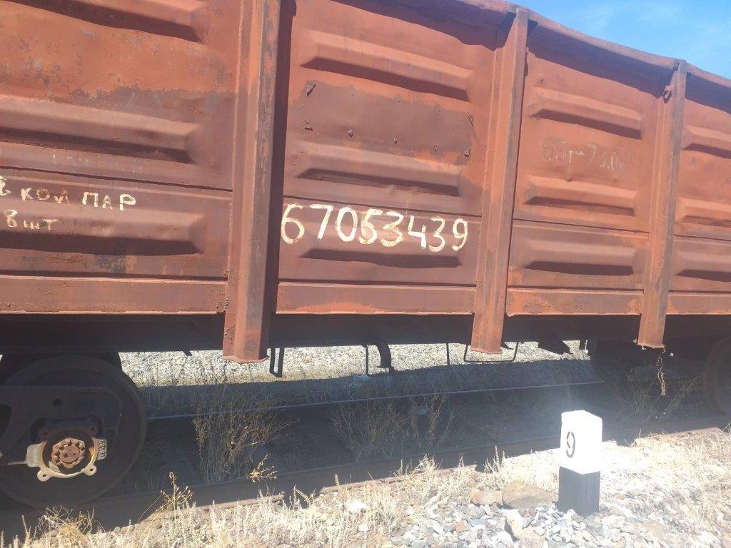 Կիսավագոն (полувагон), գույքային համարը` 67053439, արտ. տարեթիվը` 1985թ., տեղ. վայրը` Աղին (подлежит к постановке и подготовке к транспортировке)