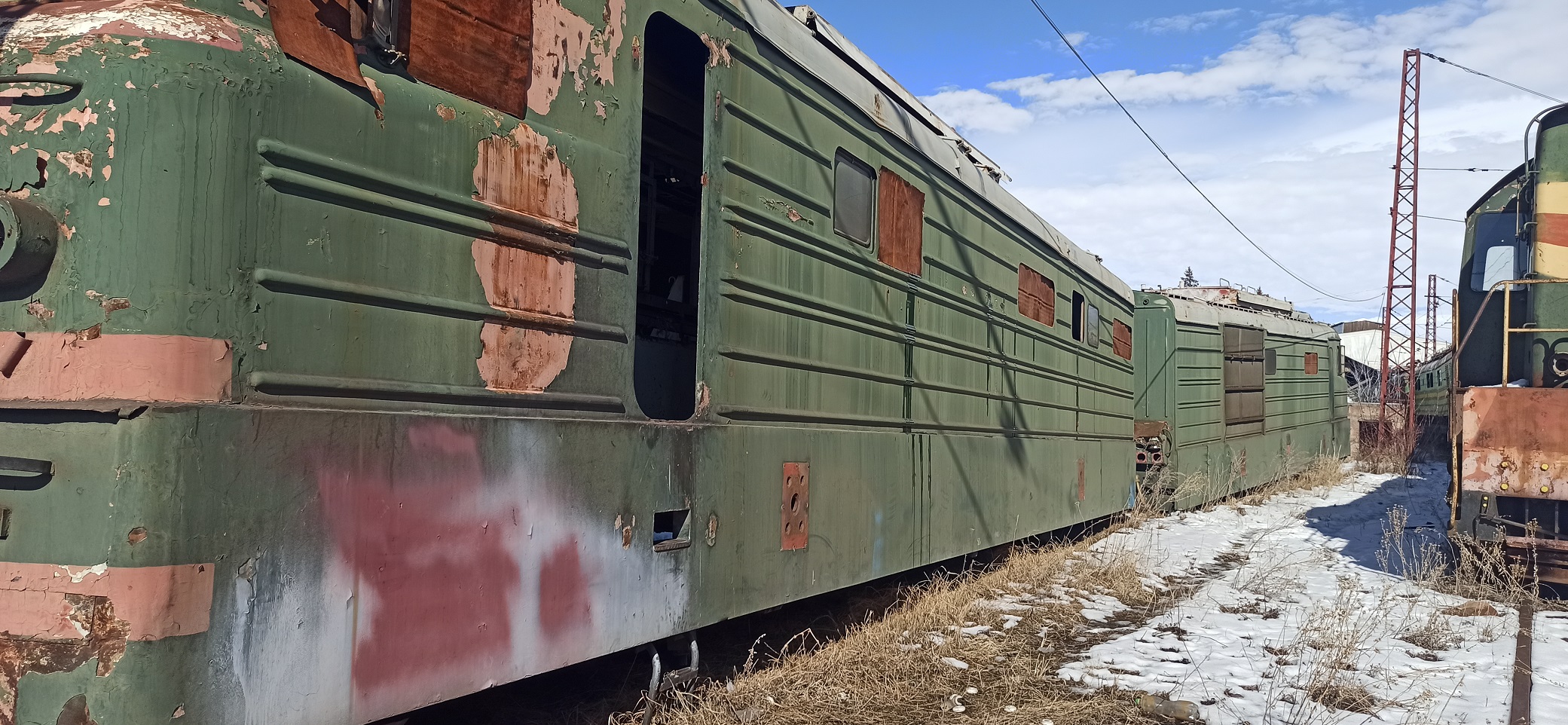 Էլեկտրաքարշ (Электровоз ВЛ-10), գույքային №՝ 50040026, գործ. №՝ 912, տարեթիվը՝ 1972, տեխ. վիճակը` ենթակա չէ փոխադրման՝  ընթացային մասերը բացակայում են, տեղակայման վայրը` ՏՉ Գյումրի  երկաթուղային կայարանի հրապարակ